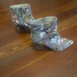 Velvet boots. Floral.